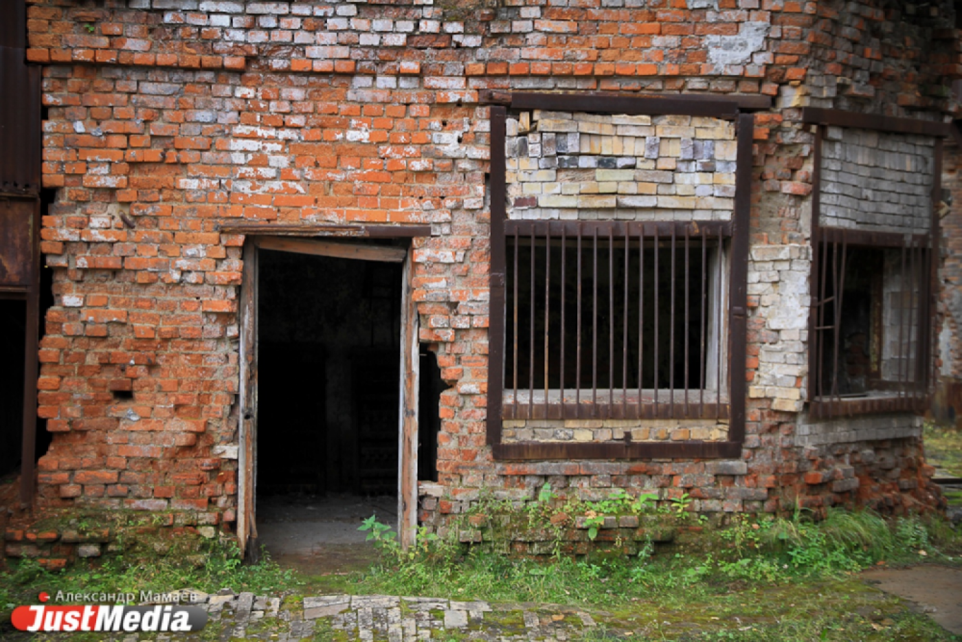 В Красноуфимске на заброшенной ферме на подростка обрушилась кирпичная стена - Фото 1