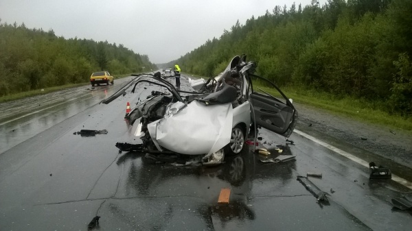 На Серовском тракте многотонная фура раздавила легковушку. Погибли два человека