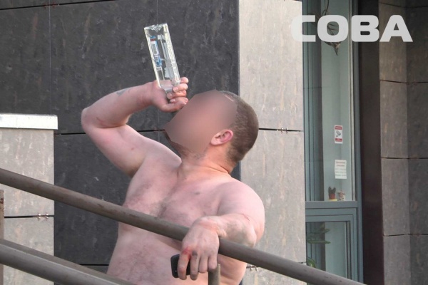 Скинул с полок товар и сорвал с себя одежду. В Академическом пьяный хулиган устроил погром в магазине