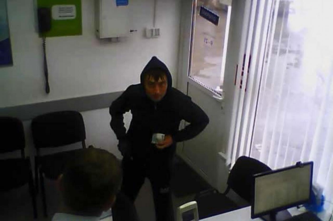 Екатеринбургские полицейские разыскивают грабителя, напавшего с кухонным ножом на пункт микрозаймов - Фото 1