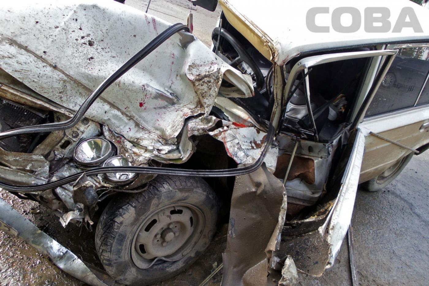 На Широкой речке «шестерка» угодила под большегруз - Фото 1