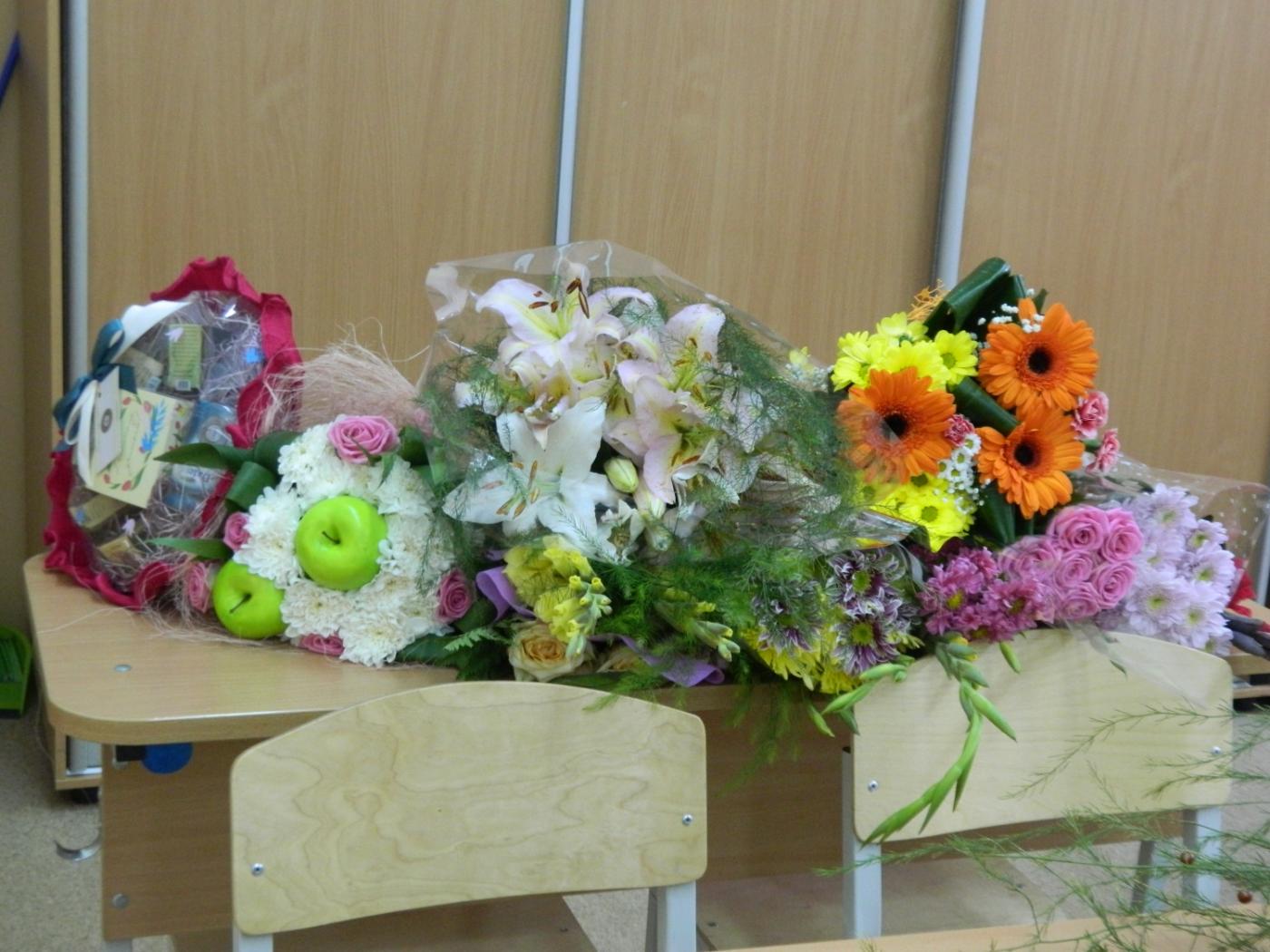 Екатеринбургские школьники стали меньше поздравлять учителей с Днем знаний - Фото 1