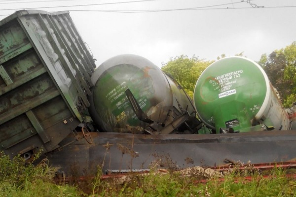 Из-за схода с рельсов локомотива и грузовых вагонов движение пассажирских поездов будет организовано в объезд 