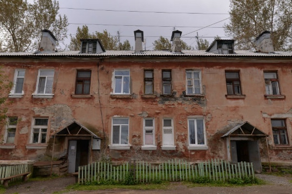 В Ревде изобрели новый подход к исполнению указов Путина: чиновники переселили людей из ветхого барака в еще более ветхий барак