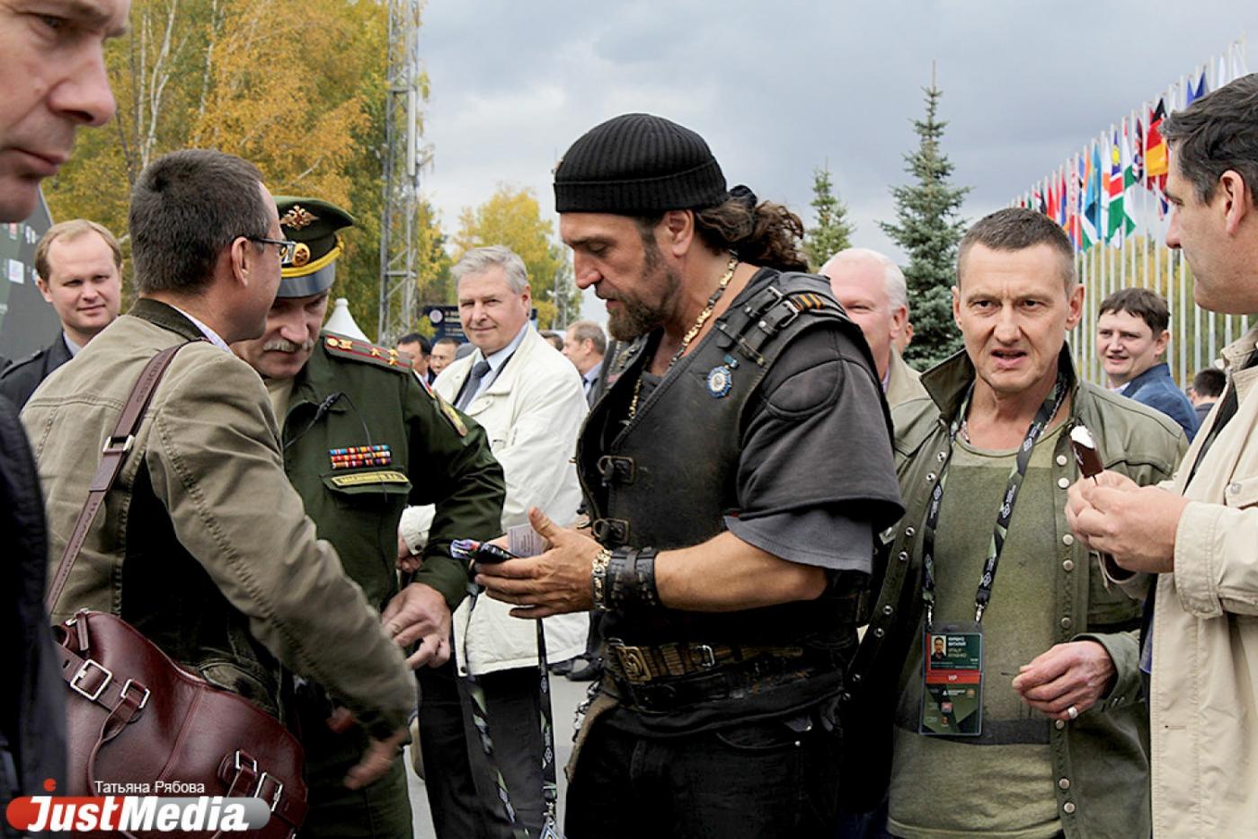 Хирург приехал?! Путинский байкер удивил посетителей RAE-2015 - Фото 1