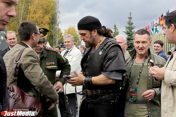 Хирург приехал?! Путинский байкер удивил посетителей RAE-2015