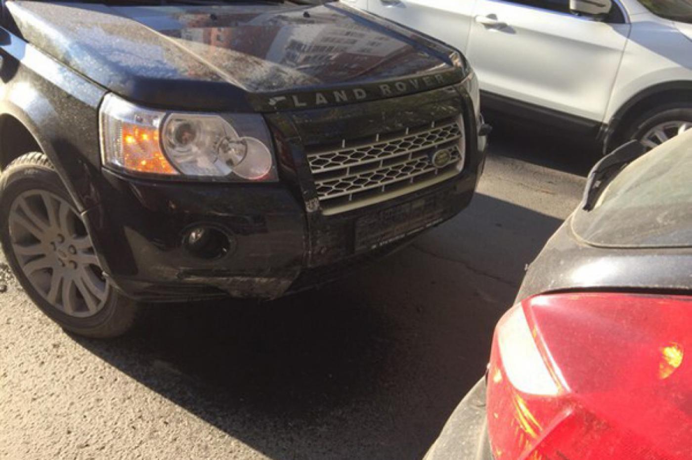 В центре Екатеринбурга пьяный водитель Land Rover устроил массовое ДТП. ФОТО - Фото 1