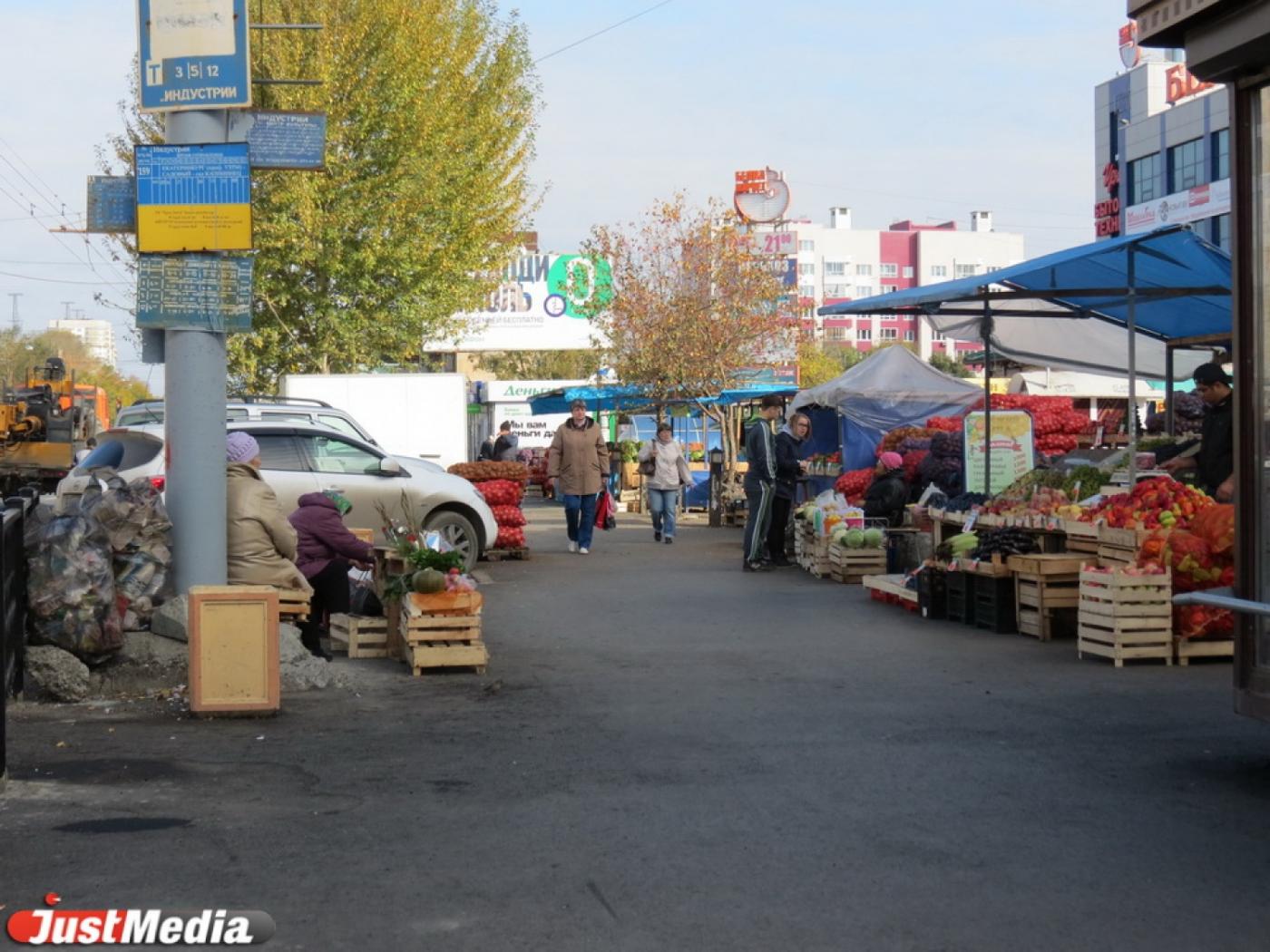 «Постоянная свалка». «Белка Маркет» страдает от соседства нелегального мини-рынка - Фото 1