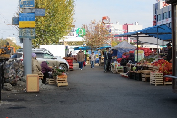 «Постоянная свалка». «Белка Маркет» страдает от соседства нелегального мини-рынка