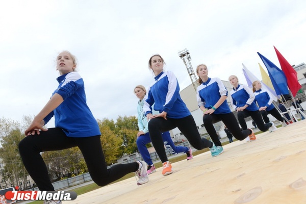 Погода спортсменам не помеха. Стадион «Юность» отметил 89-й день рождения зарядкой с участием Ольги Котляровой и Алены Маминой