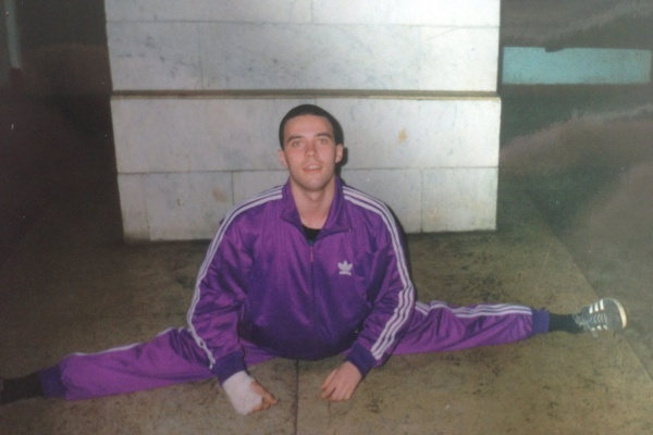 Депутат Носков без бороды и на шпагате, общественник Гункевич на службе в Азербайджане. Известные екатеринбуржцы подхватили флешмоб из 1990-х