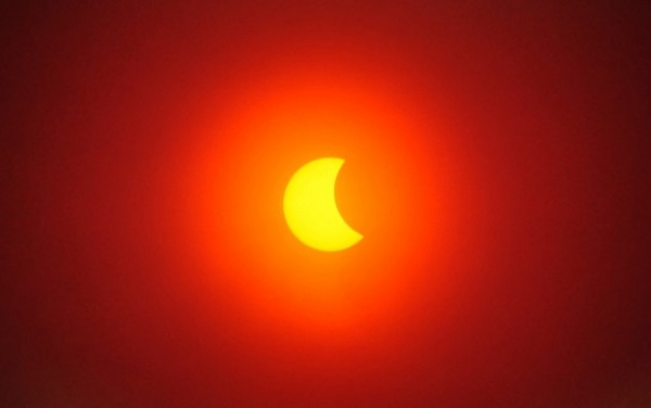 «Просто точка в небе». Облака не позволили екатеринбуржцам насладиться затмением - Фото 1