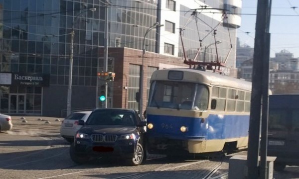 В центре Екатеринбурга трамвай протаранил кроссовер BMW  - Фото 1