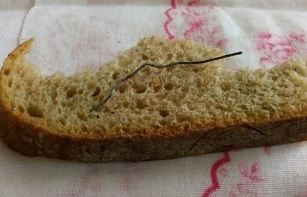 Екатеринбурженка нашла в хлебе от «Смака» кусок ржавой проволоки - Фото 1
