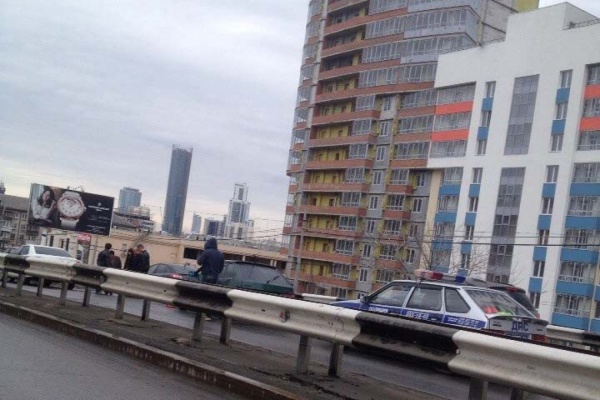 Пять автомобилей по принципу домино оказались смяты в ДТП на Московской - Фото 1