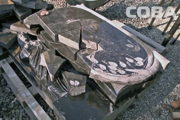 На Лесном кладбище вандалы разнесли надгробья, которые приготовили на продажу - Фото 1