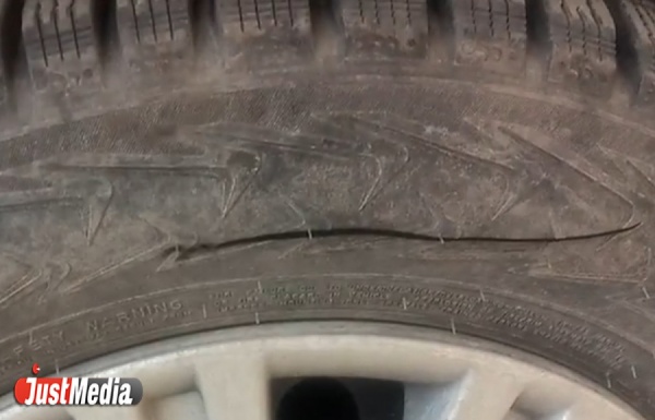 В центре Екатеринбурга неизвестные порезали колеса у четырех машин  - Фото 1