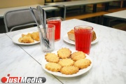 В школьной столовой Екатеринбурга детей кормили из битой посуды, а персонал не обеспечивали мылом