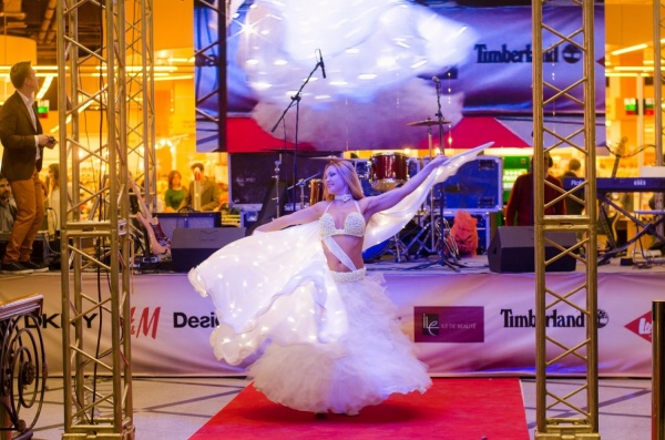 В Екатеринбурге под пристальным вниманием звезд прошла космическая «Ночь распродаж» - Фото 1