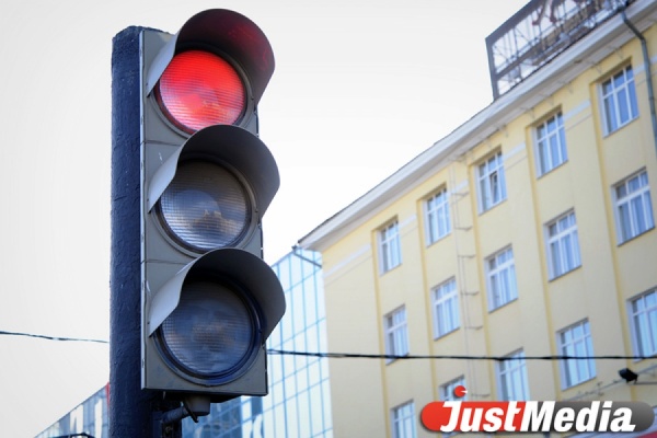 В центре Екатеринбурга образовалась огромная пробка из-за неработающего светофора - Фото 1