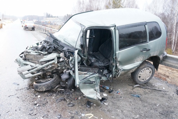 На свердловской «дороге смерти» в результате ДТП сгорел автомобиль и погибли двое водителей - Фото 1
