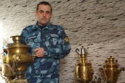 «Все началось с бабушкиного наследства». Сотрудник свердловской колонии собрал коллекцию почти из тридцати самоваров