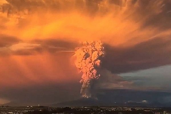 В Чили объявили наивысший уровень опасности из-за извержения вулкана Кальбуко - Фото 1
