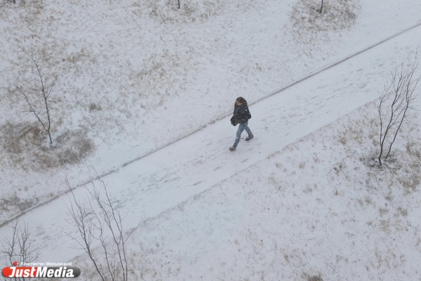 Снегопад в Екатеринбурге: на дорогах пробки и десятки аварий - Фото 1