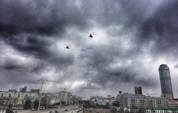 Над центром Екатеринбурга кружат вертолеты. ЦВО: «Мы готовимся к параду!» - Фото 1