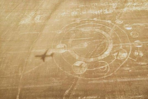 «Путин крут». В Екатеринбурге инопланетяне выступили в поддержку президента - Фото 1