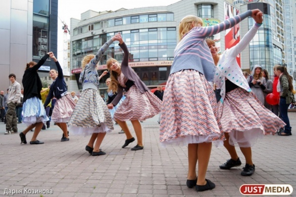 Екатеринбуржцы хором споют «Катюшу» и станцуют кадриль - Фото 1