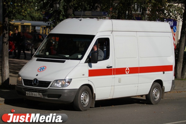 В Екатеринбурге водитель грузовика влетел в автобус. Три человека получилили травму позвоночника - Фото 1