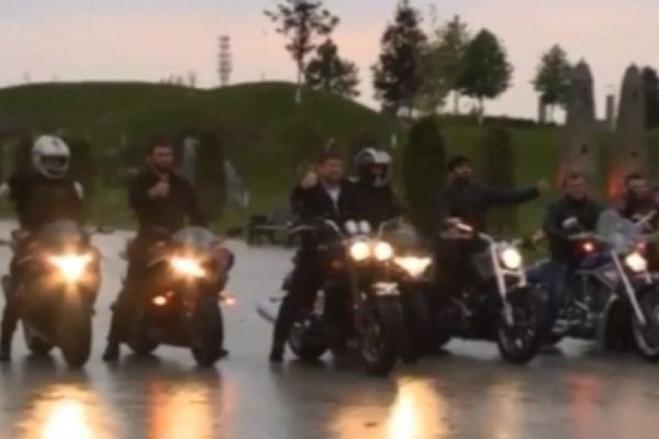 Кадыров подарил «Ночным волкам» 16 новых мотоциклов - Фото 1