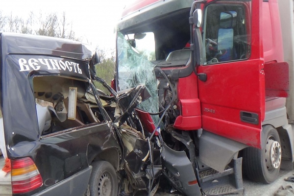 Водитель легкового Mercedes погиб на Пермском тракте при столкновении с тягачом той же марки - Фото 1