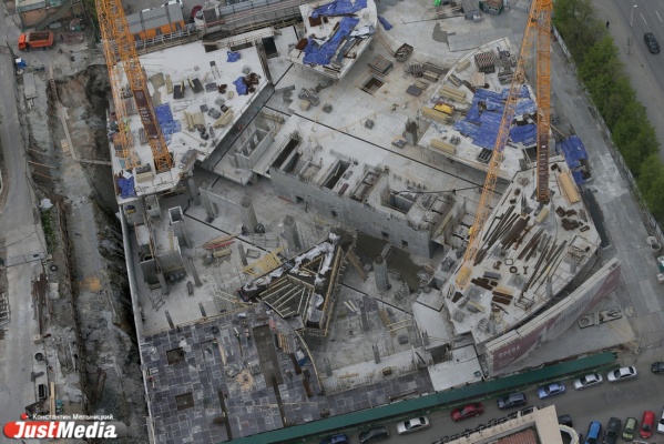 На стройке небоскреба Opera Tower появилась гигантская буква А - Фото 1