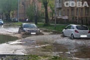 На Сортировке из-за потопа на дороге две машины остались без номеров