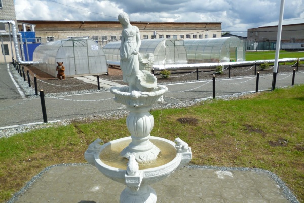 Верхотурские заключенные соорудили для себя светящийся фонтан со скульптурой девушки - Фото 1