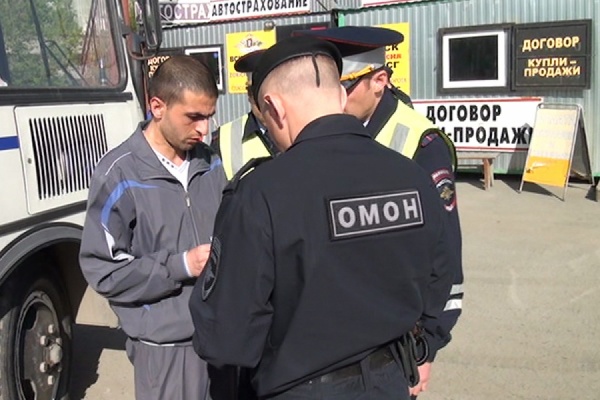 «Предъявите документы!» В Екатеринбурге сотрудники полиции и ФМС проверяют иностранцев - Фото 1