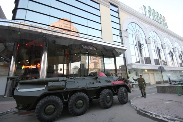 «Можно потрогать и сфотографироваться». У «Гринвича» припарковали бронетранспортер - Фото 1