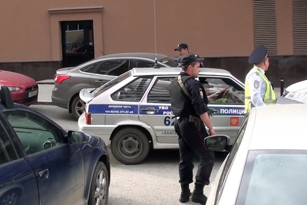 Владелец массажного салона, где полицейские выявили проституток, пытался отстоять свое заведение кулаками - Фото 1