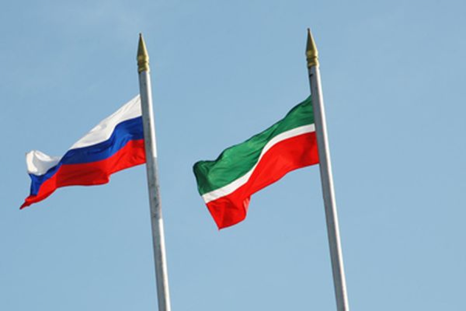 Двух государственный. Флаг России и Татарстана. Флаги российский и Татарстанский. Флаг России и Татарстана вместе. Татарстан это Россия.