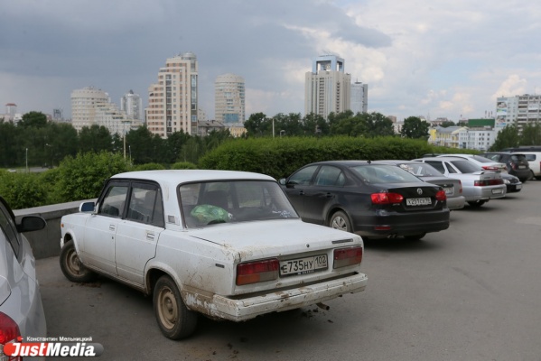 Полиция Екатеринбурга задержала подростка, поджигавшего автомобили - Фото 1