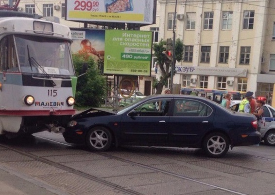 На ВИЗе легковушка залетела под трамвай. Образовалась пробка - Фото 1