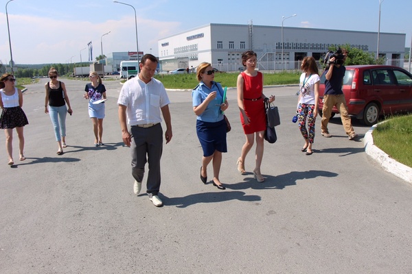 Депутат Коробейников в компании сотрудников прокуратуры наведался на свердловские заправки - Фото 1