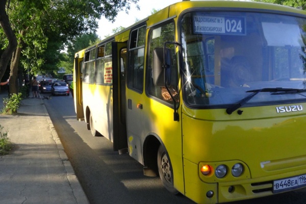 На Вторчермете водитель автобуса насмерть сбил пешехода, который упал на дорогу - Фото 1