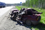 На Серовском тракте грузовик раздавил «четырнадцатую». Погиб водитель легковушки