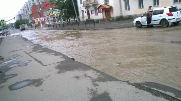 «Шел на работу, чуть не утонул». Улицу Уральских рабочих залило холодной водой - Фото 1