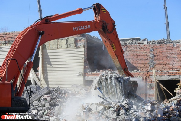 В Екатеринбурге сносят незаконный многоквартирник на Орловской, 46 - Фото 1