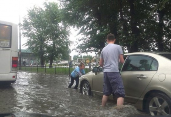 Затопленные улицы и коммерческие объекты. После сильных дождей Екатеринбург вновь ушел под воду. ФОТО - Фото 1