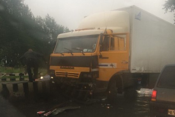 В Екатеринбурге КАМАЗ протаранил несколько легковушек. Виновник ДТП сбежал - Фото 1